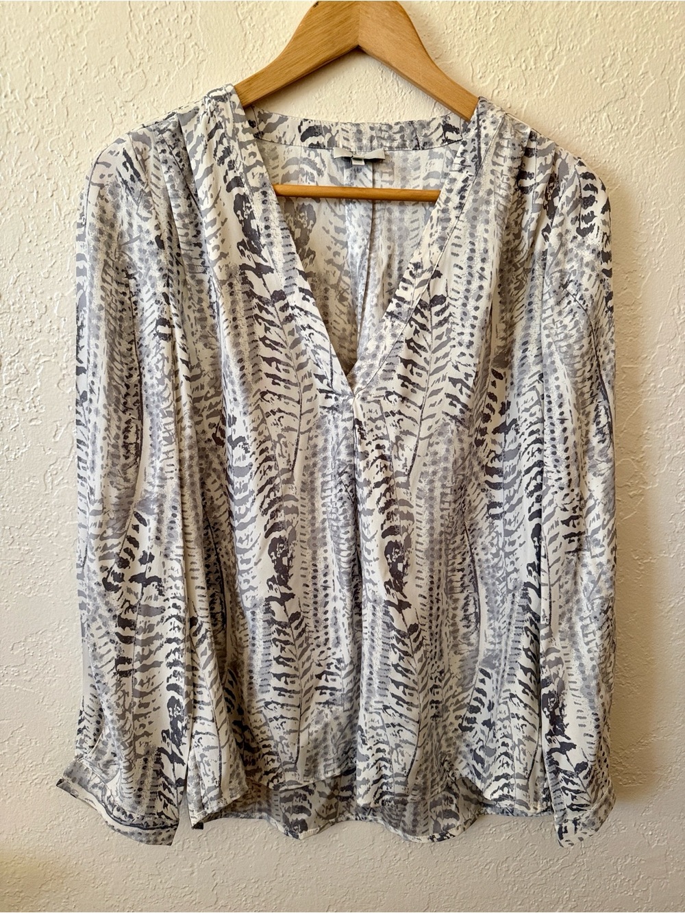 Joie Silk Blouse Long Sleeves V Neck Animal Print Button Cuff Gray Cream Small